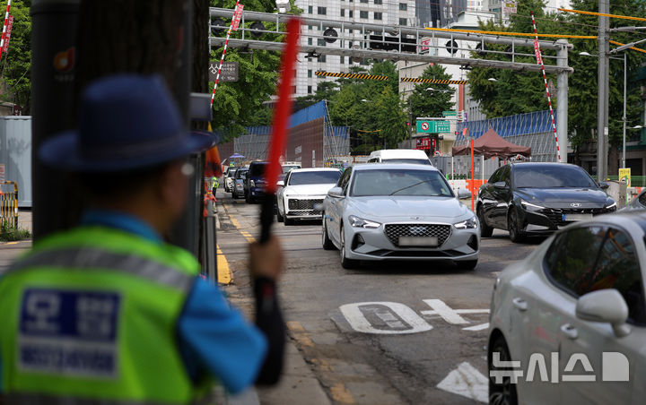 [서울=뉴시스] 홍효식 기자 = 서소문고가 붕괴 현장의 철거 작업이 완료돼 차량 통행이 재개된 11일 오전 서울 중구 서소문고가 일대에서 차량들이 오가고 있다. 2026.07.11. yesphoto@newsis.com