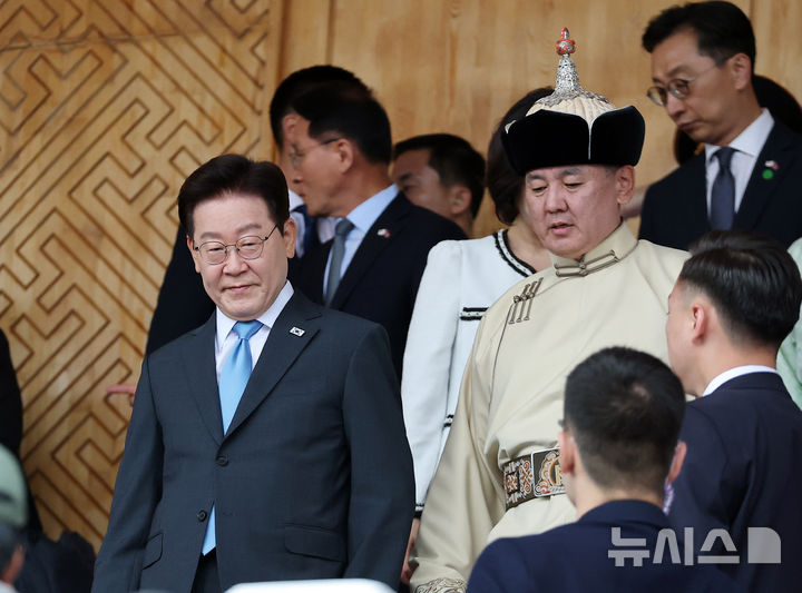 몽골 대통령과 나담축제 입장하는 이재명 대통령