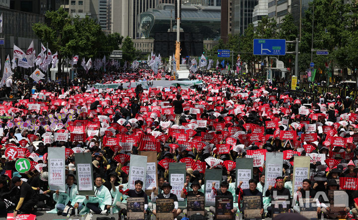 [서울=뉴시스] 홍효식 기자 = 11일 오후 서울 중구 숭례문 인근에서 열린 공무원·교사 노동자대회에서 참석자들이 연금소득공백 해소와 임금 인상, 정치기본권 보장, 안전하게 일할 권리 보장을 촉구하고 있다. 2026.07.11. yesphoto@newsis.com