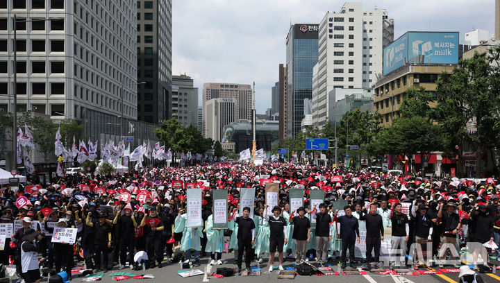 [서울=뉴시스] 홍효식 기자 = 11일 오후 서울 중구 숭례문 인근에서 열린 공무원·교사 노동자대회에서 참석자들이 연금소득공백 해소와 임금 인상, 정치기본권 보장, 안전하게 일할 권리 보장을 촉구하고 있다. 2026.07.11. yesphoto@newsis.com