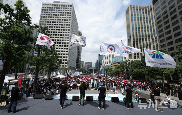 [서울=뉴시스] 홍효식 기자 = 11일 오후 서울 중구 숭례문 인근에서 열린 공무원·교사 노동자대회에서 참석자들이 연금소득공백 해소와 임금 인상, 정치기본권 보장, 안전하게 일할 권리 보장을 촉구하고 있다. 2026.07.11. yesphoto@newsis.com