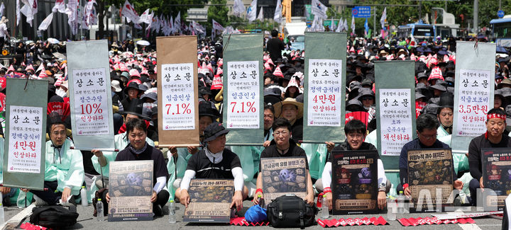 [서울=뉴시스] 홍효식 기자 = 11일 오후 서울 중구 숭례문 인근에서 열린 공무원·교사 노동자대회에서 참석자들이 연금소득공백 해소와 임금 인상, 정치기본권 보장, 안전하게 일할 권리 보장을 촉구하고 있다. 2026.07.11. yesphoto@newsis.com
