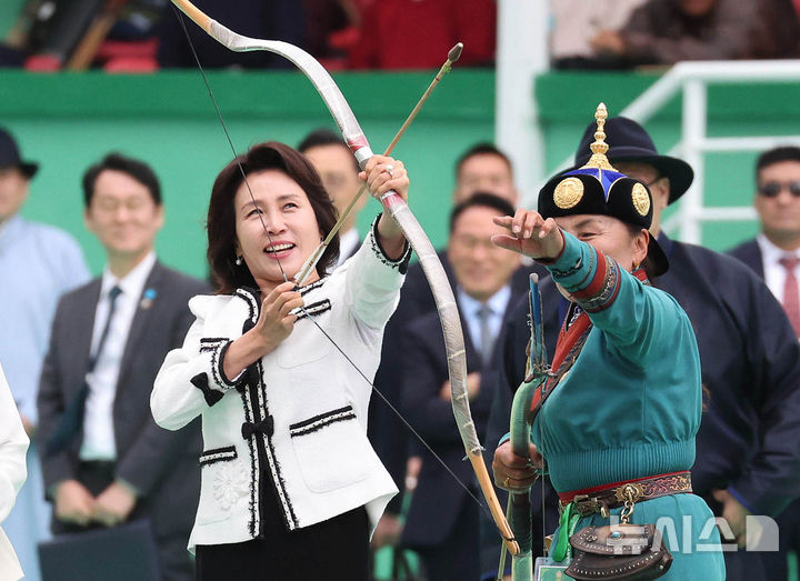 [울란바타르=뉴시스] 조성봉 기자 = 몽골을 국빈 방문한 김혜경 여사가 11일(현지 시간) 울란바타르 국립체육경기장 내 활쏘기 경기장에서 직접 활을 쏴보고 있다. 2026.07.11. suncho21@newsis.com