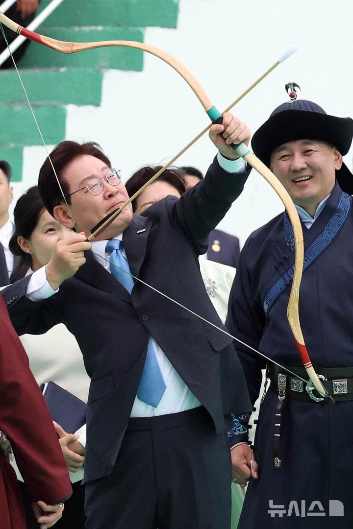 [울란바타르=뉴시스] 조성봉 기자 = 몽골을 국빈 방문한 이재명 대통령이 11일(현지 시간) 울란바타르 국립체육경기장 내 활쏘기 경기장에서 직접 활을 쏴보고 있다. 2026.07.11. suncho21@newsis.com