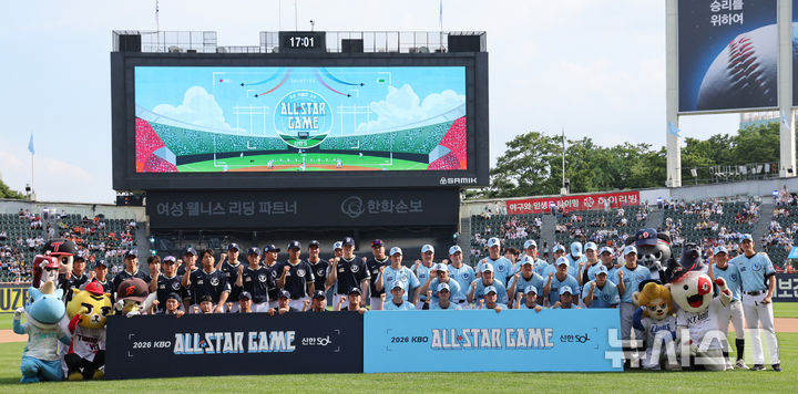 [서울=뉴시스] 박주성 기자 = 11일 오후 서울 잠실야구장에서 열린 2026 신한 SOL KBO 리그 올스타전에서 나눔 올스타와 드림 올스타 선수들이 기념촬영을 하고 있다. 2026.07.11. park7691@newsis.com