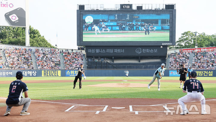 [서울=뉴시스] 박주성 기자 = 11일 오후 서울 잠실야구장에서 열린 2026 신한 SOL KBO 리그 올스타전에서 전 OB베어스 투수 박철순과 전 LG 트윈스 김용수 투수, 한화 이글스 김경문 감독, 서울고등학교 야구부 김동수 감독이 시구와 포구를 하고 있다. 2026.07.11. park7691@newsis.com