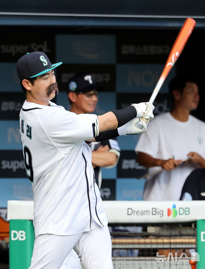 [서울=뉴시스] 박주성 기자 = 11일 오후 서울 잠실야구장에서 열린 2026 신한 SOL KBO 리그 올스타전에서 2회초 나눔 올스타 허인서가 퍼포먼스를 하며 타석에 들어서고 있다. 2026.07.11. park7691@newsis.com