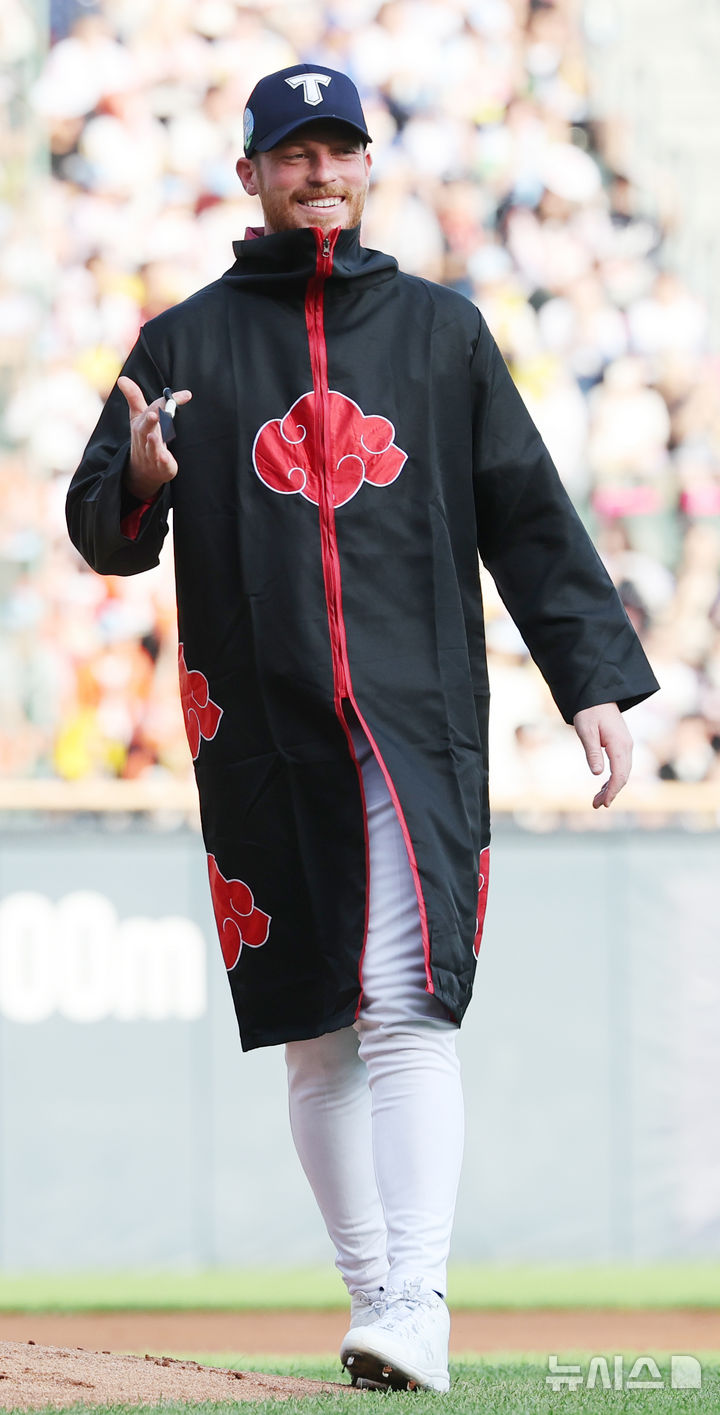 [서울=뉴시스] 박주성 기자 = 11일 오후 서울 잠실야구장에서 열린 2026 신한 SOL KBO 리그 올스타전에서 1회초 드림 올스타 선발투수 올러가 나로토 복장으로 마운드에 서고 있다. 2026.07.11. park7691@newsis.com