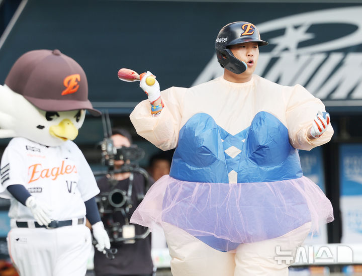 [서울=뉴시스] 박주성 기자 = 11일 오후 서울 잠실야구장에서 열린 2026 신한 SOL KBO 리그 올스타전에서 1회초 나눔 올스타 강백호가 발레리노로 분장하고 타석에 들어서고 있다. 2026.07.11. park7691@newsis.com