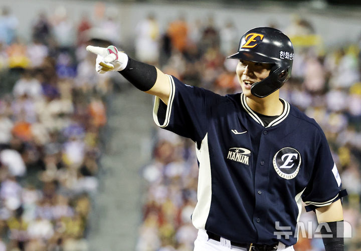 [서울=뉴시스] 박주성 기자 = 11일 오후 서울 잠실야구장에서 열린 2026 신한 SOL KBO 리그 올스타전에서 6회초 나눔 올스타의 공격, 노아웃 주자 1, 2루에서 허인서가 1타점 적시타를 치고 있다. 2026.07.11. park7691@newsis.com