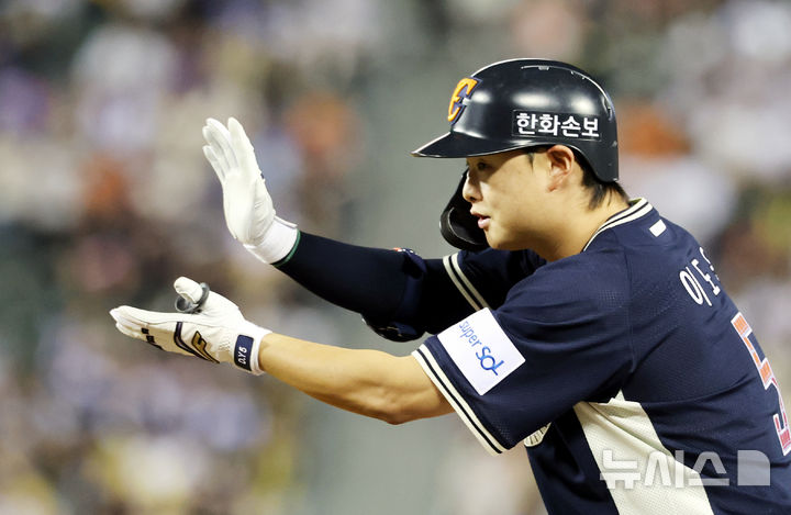 [서울=뉴시스] 박주성 기자 = 11일 오후 서울 잠실야구장에서 열린 2026 신한 SOL KBO 리그 올스타전에서 6회초 나눔 올스타의 공격, 노아웃 주자 만루에서 이도윤이 2타점 적시타를 치고 있다. 2026.07.11. park7691@newsis.com
