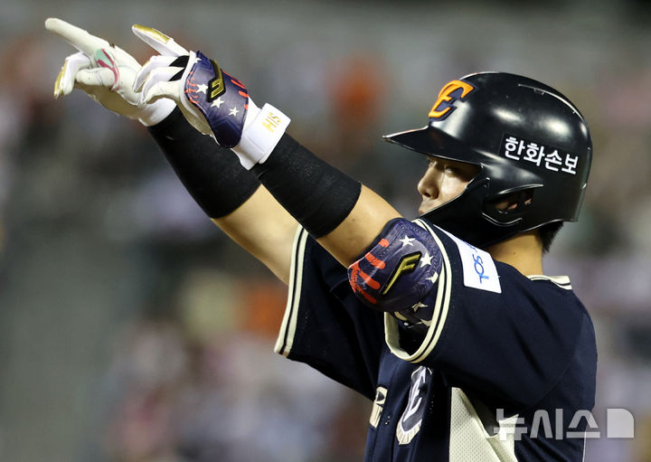 [서울=뉴시스] 박주성 기자 = 11일 오후 서울 잠실야구장에서 열린 2026 신한 SOL KBO 리그 올스타전에서 7회초 나눔 올스타의 공격, 원아웃 허인서가 안타를 치고 있다. 2026.07.11. park7691@newsis.com
