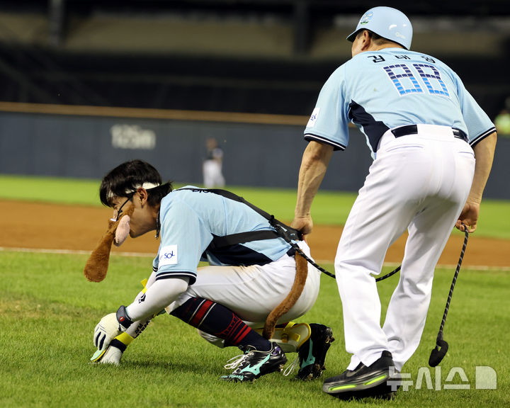 [서울=뉴시스] 박주성 기자 = 11일 오후 서울 잠실야구장에서 열린 2026 신한 SOL KBO 리그 올스타전에서 7회말 드림 올스타의 공격, 황성빈이 강아지 퍼포먼스를 하고 있다. 2026.07.11. park7691@newsis.com