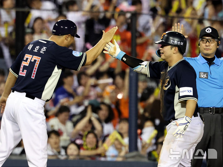 [서울=뉴시스] 박주성 기자 = 11일 오후 서울 잠실야구장에서 열린 2026 신한 SOL KBO 리그 올스타전에서 8회초 나눔 올스타의 공격, 원아웃 주자 2루 문현빈이 1타점 3루타를 치고 3루 이호준 감독과 환호하고 있다. 2026.07.11. park7691@newsis.com