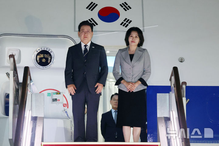 [성남=뉴시스] 조성봉 기자 = 북대서양조약기구(NATO) 정상회의 참석 및 몽골 국빈 방문을 마친 이재명 대통령이 11일 경기 성남 서울공항에 도착해 인사하고 있다. 2026.07.11. suncho21@newsis.com