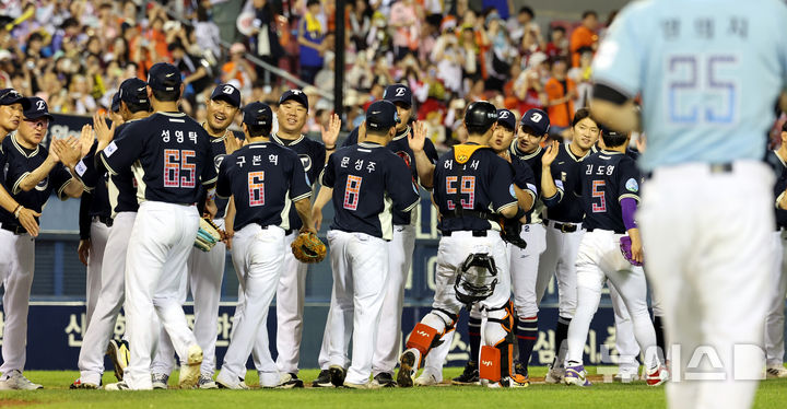 [서울=뉴시스] 박주성 기자 = 11일 오후 서울 잠실야구장에서 열린 2026 신한 SOL KBO 리그 올스타전에서 나눔 올스타가 드림 올스타에게 10대2로 승리 후 선수들과 코칭스테프가 기쁨을 나누고 있다. 2026.07.11. park7691@newsis.com