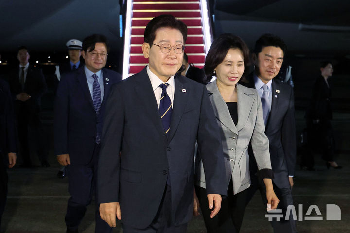 [성남=뉴시스] 조성봉 기자 = 북대서양조약기구(NATO) 정상회의 참석 및 몽골 국빈 방문을 마친 이재명 대통령이 11일 경기 성남 서울공항에 도착해 이동하고 있다. 2026.07.11. suncho21@newsis.com