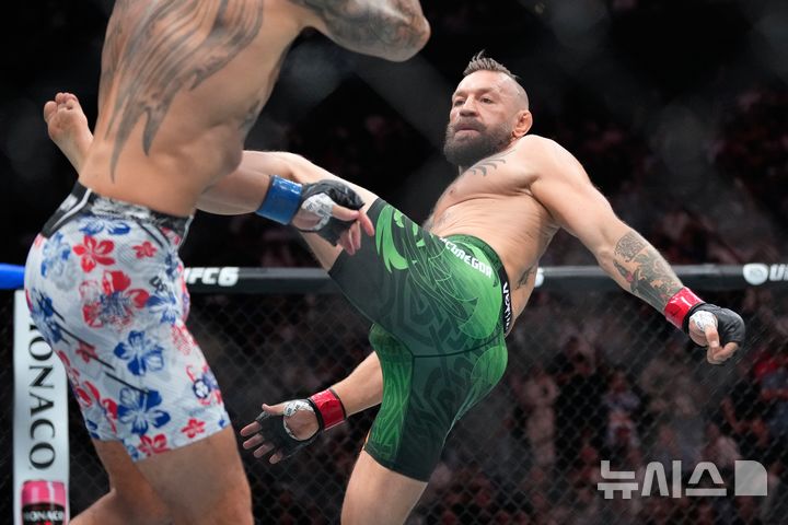 [라스베이거스=AP/뉴시스] 코너 맥그리거, 맥스 할로웨이와의 'UFC 329: 맥그리거 vs 할로웨이 2' 대회 메인 이벤트 웰터급(77.1㎏) 매치에서 1라운드 1분9초 만에 TKO 패배. 2026.07.11.