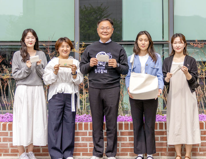 [칠곡=뉴시스] 김재욱 군수와 농업기술센터 직원들이 국내 최초로 개발한 참외 부산물 친환경 가죽 제품을 들어 보이고 있다. (사진=칠곡군 제공) 2026.07.12 photo@newsis.com *재판매 및 DB 금지