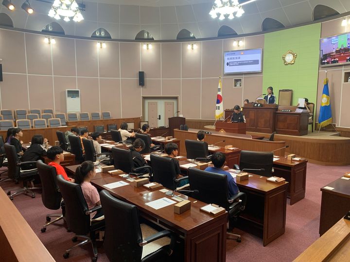[거제=뉴시스] 신정철 기자= 경남 거제시 장평초등학교는 지난 9~10일 양일간 6학년 학생 77명이 거제시의회에서 ‘청소년 모의의회’를 개최하고, 본회의 의결 등 의사진행 절차를 체험하는 시간을 가졌다.사진은 ‘청소년 모의의회’ 본회의장 모습.(사진=거제시의회 제공).2026.07.12. photo@newsis.com *재판매 및 DB 금지
