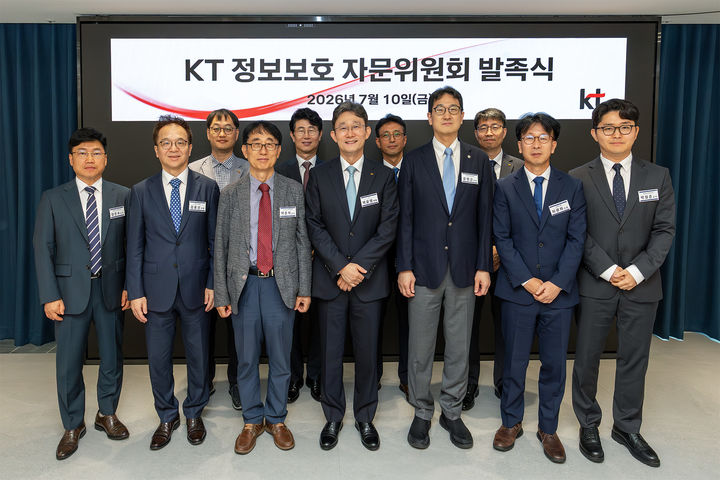 [서울=뉴시스] KT 정보보호 자문위원회 발족식에서 자문위원회 위원들과 KT 박윤영 대표(앞줄 왼쪽 네 번째)가 기념사진을 촬영하고 있다. (사진=KT 제공) *재판매 및 DB 금지