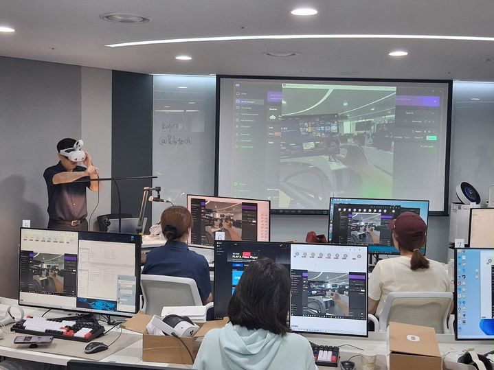 [광명=뉴시스] 3040 직업탐색 실험실 증강현실 교육과정 참가자들이 11일 한국폴리텍대학 광명융합기술교육원에서 수업을 받고 있다. (사진=광명시 제공) 2026.07.12. photo@newsis.com&nbsp; *재판매 및 DB 금지