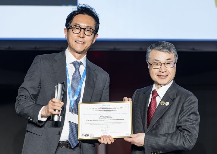 [서울=뉴시스] WSIS 프라이즈 2026 시상식 후 문상익 KT ESG기획팀장(왼쪽)이 ITU 세이조 오노에 전기통신표준화국장과 기념 사진을 촬영을 하고 있다. (사진=ITU 제공) *재판매 및 DB 금지