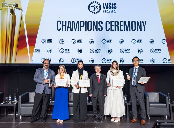 [서울=뉴시스] WSIS 프라이즈 2026 시상식 후 문상익 KT ESG기획팀장(왼쪽 여섯 번째) 등 수상 기업의 관계자들과 ITU 세이조 오노에 전기통신표준화국장(왼쪽 네 번째)이 기념 사진을 촬영하고 있다. (사진=ITU 제공) *재판매 및 DB 금지