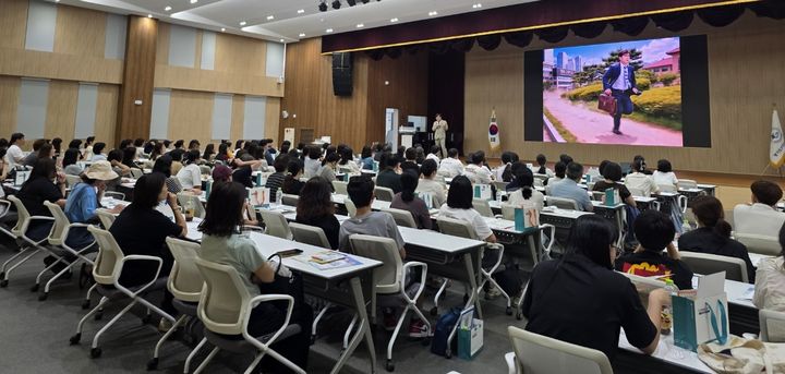 [안산=뉴시스] 경기도안산교육지원청이 11일 교육지원청 동행관 한마음홀에서 '2026 고교학점제 설명회'를 진행하고 있다. (사진=안산교육지원청 제공) 2026.07.12. photo@newsis.com *재판매 및 DB 금지