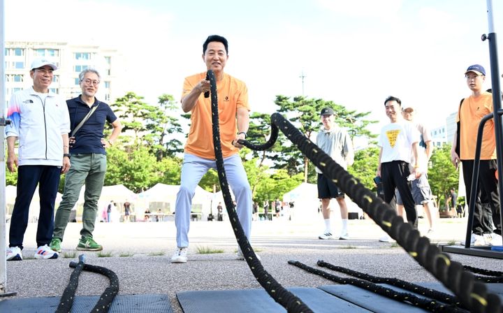 [서울=뉴시스] 오세훈 서울시장이 12일(일) 여의도공원에서 개최된 '쉬엄쉬엄 모닝' 부대행사인 서울체력장에서 체력검증을 하고 있다. (사진=서울시 제공) 2026.07.12. photo@newsis.com *재판매 및 DB 금지