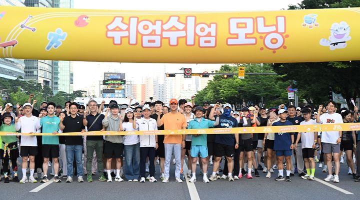 [서울=뉴시스] 오세훈 서울시장이 12일(일) 여의도공원과 마포대로에서 진행된 '쉬엄쉬엄 모닝' 출발선에서 시민들과 기념 촬영을 하고 있다. (사진=서울시 제공) 2026.07.12. photo@newsis.com *재판매 및 DB 금지