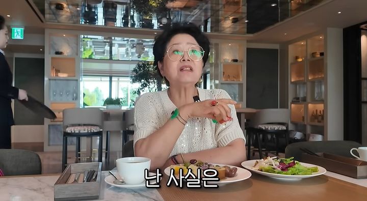 [서울=뉴시스]배우 선우용녀가 뷔페에서 주로 찾는 건강 식단을 공개하고 있다.(사진출처:유튜브'순풍 선우용녀')2026.07.12