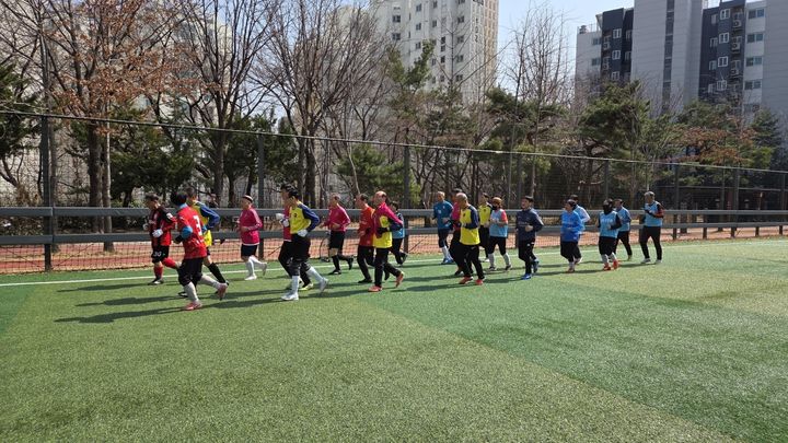 [서울=뉴시스] 훈련 중인 실버축구 교실 수강생들. (사진=중구 제공) 2026.07.12. photo@newsis.com *재판매 및 DB 금지