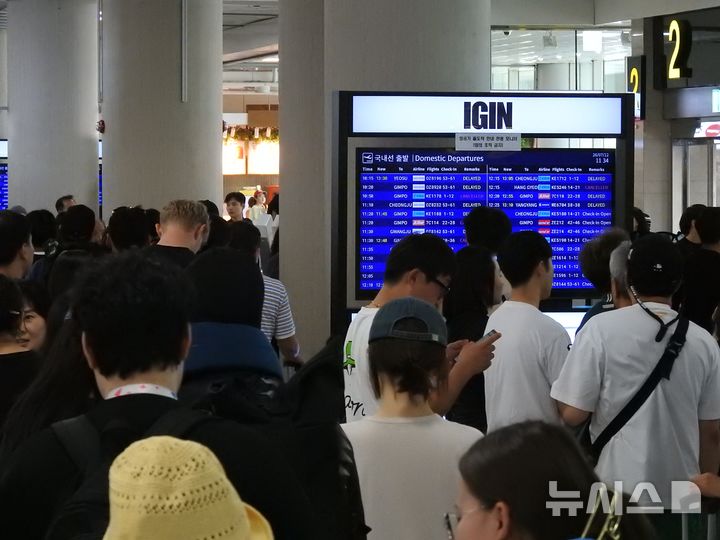 [제주=뉴시스] 김수환 기자 = 12일 오전 제주국제공항 출국장이 항공권을 취소하거나 대체편을 구하려는 사람들로 북적이고 있다.한국공항공사 제주공항에 따르면 이날 낮 12시 기준 국내선 102편(출발 48편, 도착 54편)과 국제선 2편(출발 1편, 도착 1편) 등 총 104편이 결항하고 국제선 도착 3편(홍콩, 다싱, 마카오 각 1편)이 회항했다. 2026.07.12. notedsh@newsis.com