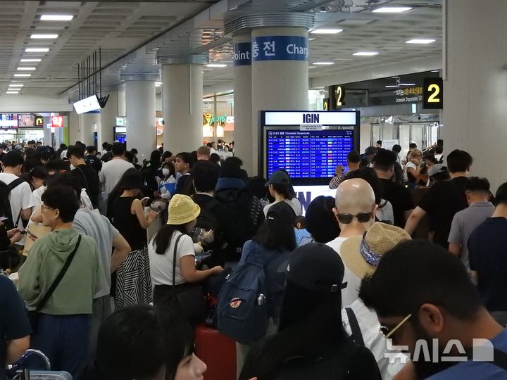 [제주=뉴시스] 김수환 기자 = 12일 오전 제주국제공항 출국장이 항공권을 취소하거나 대체편을 구하려는 사람들로 북적이고 있다.한국공항공사 제주공항에 따르면 이날 낮 12시 기준 국내선 102편(출발 48편, 도착 54편)과 국제선 2편(출발 1편, 도착 1편) 등 총 104편이 결항하고 국제선 도착 3편(홍콩, 다싱, 마카오 각 1편)이 회항했다. 2026.07.12. notedsh@newsis.com