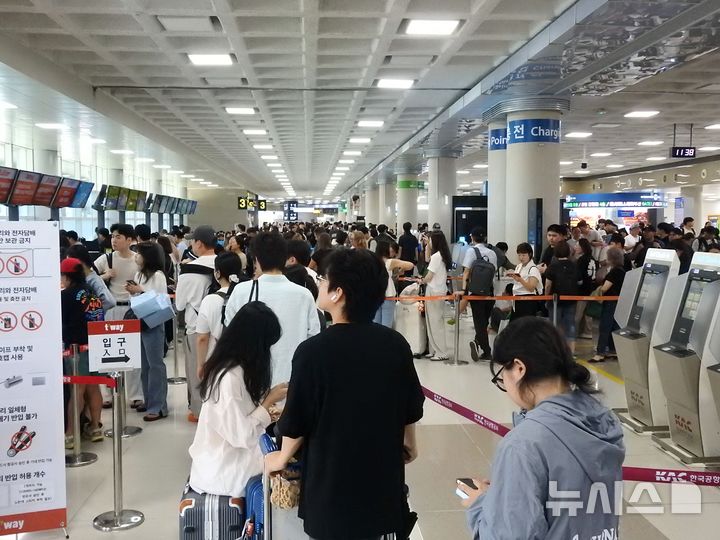 [제주=뉴시스] 김수환 기자 = 12일 오전 제주국제공항 출국장이 항공권을 취소하거나 대체편을 구하려는 사람들로 북적이고 있다.한국공항공사 제주공항에 따르면 이날 낮 12시 기준 국내선 102편(출발 48편, 도착 54편)과 국제선 2편(출발 1편, 도착 1편) 등 총 104편이 결항하고 국제선 도착 3편(홍콩, 다싱, 마카오 각 1편)이 회항했다. 2026.07.12. notedsh@newsis.com