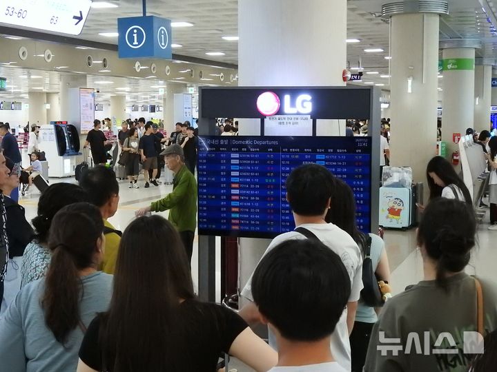 [제주=뉴시스] 김수환 기자 = 12일 오전 제주국제공항 출국장에서 여행객들이 항공기 출도착 안내 모니터를 바라보고 있다.한국공항공사 제주공항에 따르면 이날 낮 12시 기준 국내선 102편(출발 48편, 도착 54편)과 국제선 2편(출발 1편, 도착 1편) 등 총 104편이 결항하고 국제선 도착 3편(홍콩, 다싱, 마카오 각 1편)이 회항했다. 2026.07.12. notedsh@newsis.com