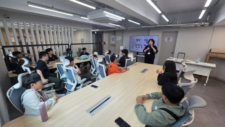 [서울=뉴시스] 청소년들이 개봉3동 청소년카페 '이룸구로' 성장이룸에서 프로그램 설명을 듣고 있다. (사진=구로구 제공) 2026.07.12. photo@newsis.com *재판매 및 DB 금지