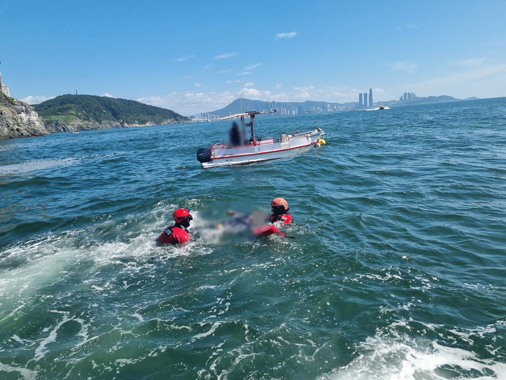 [부산=뉴시스] 12일 오전 9시20분께 부산 남구 오륙도 등대섬 인근 해상에 낚시객이 빠져 해경이 구조 작업을 벌이고 있다. (사진=부산해경 제공) 2026.07.12. photo@newsis.com *재판매 및 DB 금지
