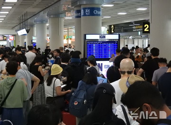 [제주=뉴시스] 김수환 기자 = 12일 오전 제주국제공항 출국장이 항공권을 취소하거나 대체편을 구하려는 사람들로 북적이고 있다.한국공항공사 제주공항에 따르면 이날 낮 12시 기준 국내선 102편(출발 48편, 도착 54편)과 국제선 2편(출발 1편, 도착 1편) 등 총 104편이 결항하고 국제선 도착 3편(홍콩, 다싱, 마카오 각 1편)이 회항했다. 2026.07.12. notedsh@newsis.com