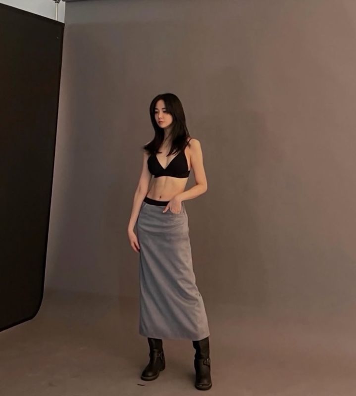 [서울=뉴시스]배우 이주연이 선명한 복근을 드러낸 과거 화보 촬영 당시의 사진을 공개했다. (사진출처:인스타그램'jupppal')2026.07.12