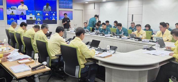 [안동=뉴시스] 12일 오전 경산시청에서 행정안전부 주재로 폭염중대경보에 따른 대책회의가 열리고 있다. (사진=경북도 제공) 2026.07.12 photo@newsis.com *재판매 및 DB 금지