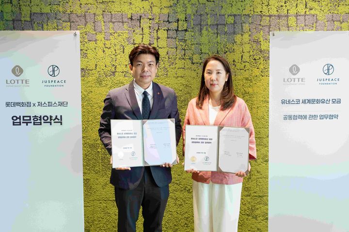 10일서울 영등포구 저스피스재단 사옥에서 열린 롯데백화점-저스피스재단 업무협약식(MOU) 모습. 왼쪽부터 박상우 롯데백화점 마케팅부문장, 오희영 저스피스재단 대표. (사진=롯데백화점 제공) *재판매 및 DB 금지