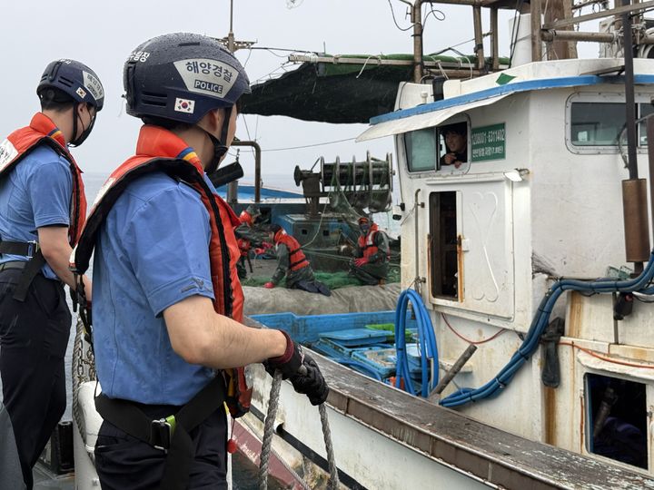 [울산=뉴시스] 울산해양경찰서가 7월부터 8월까지 2달간 원거리 조업어선 대상으로 구명조끼 착용 실태를 집중 단속 중이다. (사진=울산해경 제공) 2026.07.12. photo@newsis.com *재판매 및 DB 금지