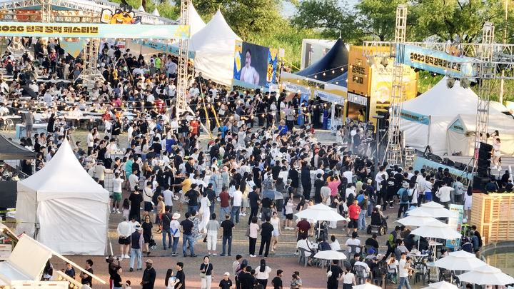 [칠곡=뉴시스] 박홍식 기자 = 12일 경북 칠곡군 왜관읍 평화분수 일원에서 열린 '2026 꿀맥 페스티벌' 행사장이 인산인해를 이루고 있다. (사진=칠곡군 제공) 2026.07.12 photo@newsis.com *재판매 및 DB 금지