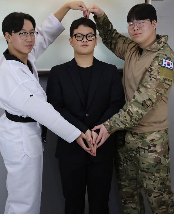 [의정부=뉴시스] 김도희 기자 = 의정부고등학교 방송부 UHBS가 공개한 졸업사진. SBS 드라마 '김부장'의 주인공들을 표현하고 있다. (사진=의정부고 방송부 인스타그램) 2026.07.12. photo@newsis.com *재판매 및 DB 금지