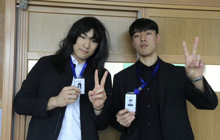 [의정부=뉴시스] 김도희 기자 = 의정부고등학교 방송부 UHBS가 공개한 졸업사진. 넷플릭스 드라마 '참교육'의 감독관들을 표현하고 있다. (사진=의정부고 방송부 인스타그램) 2026.07.12. photo@newsis.com *재판매 및 DB 금지