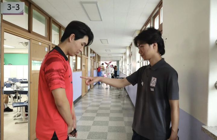 [의정부=뉴시스] 김도희 기자 = 의정부고등학교 방송부 UHBS가 공개한 졸업사진. 홍명보 감독과 손흥민 선수를 표현하고 있다. (사진=의정부고 방송부 인스타그램) 2026.07.12. photo@newsis.com *재판매 및 DB 금지