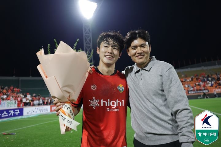 [서울=뉴시스] 프로축구 K리그1 강원FC의 이기혁, 정경호 감독. (사진=한국프로축구연맹 제공) *재판매 및 DB 금지