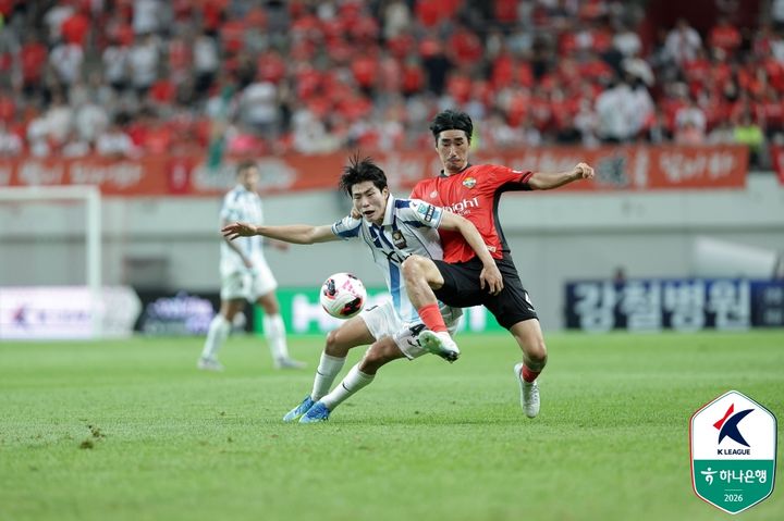 [서울=뉴시스] 프로축구 K리그1 FC서울의 손정범(왼쪽), 강원FC의 서민우. (사진=한국프로축구연맹 제공) 
